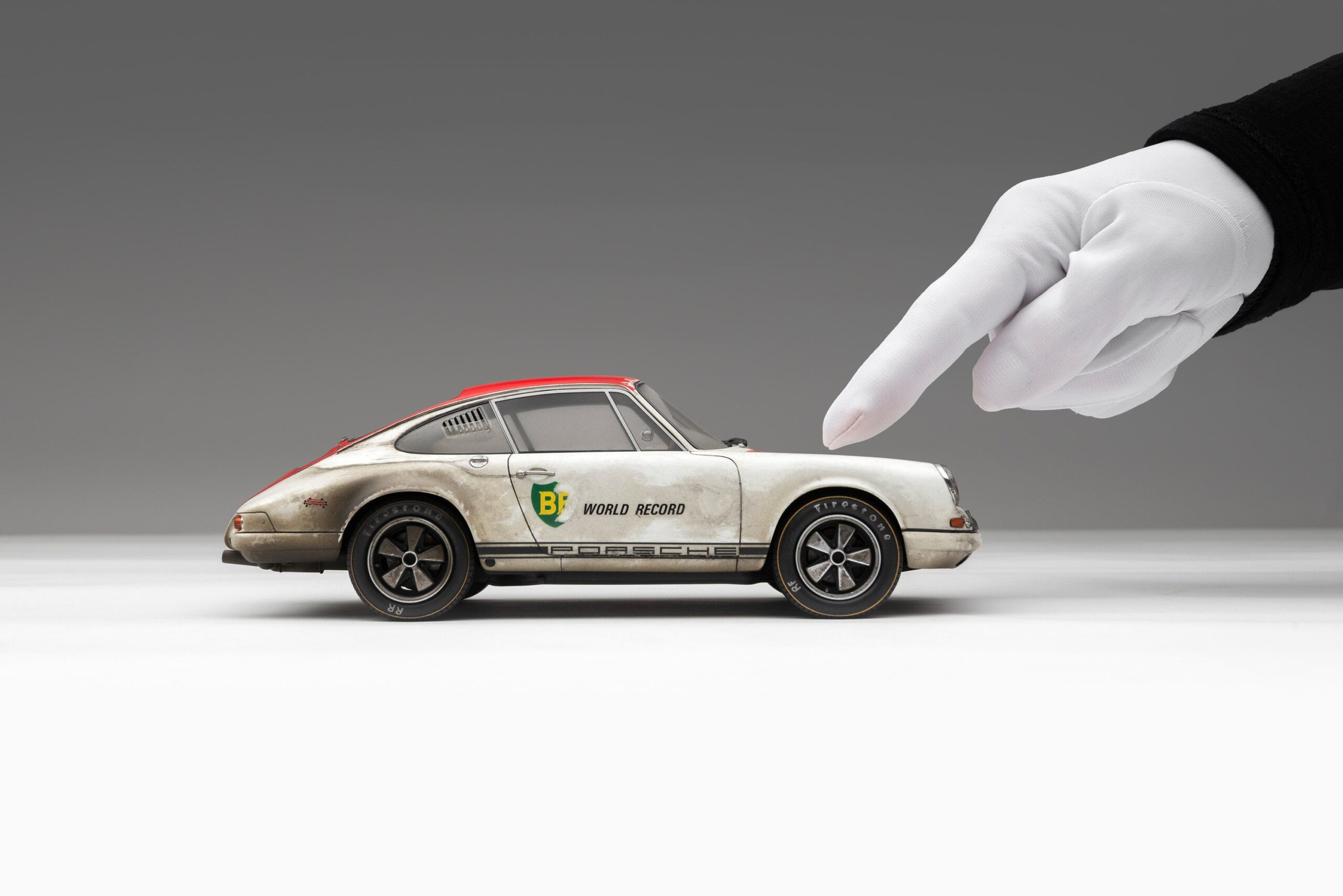 Amalgam Porsche 911 R 1967 BP World Record - Race Weathered - Weiß | 1:18 - Image 4
