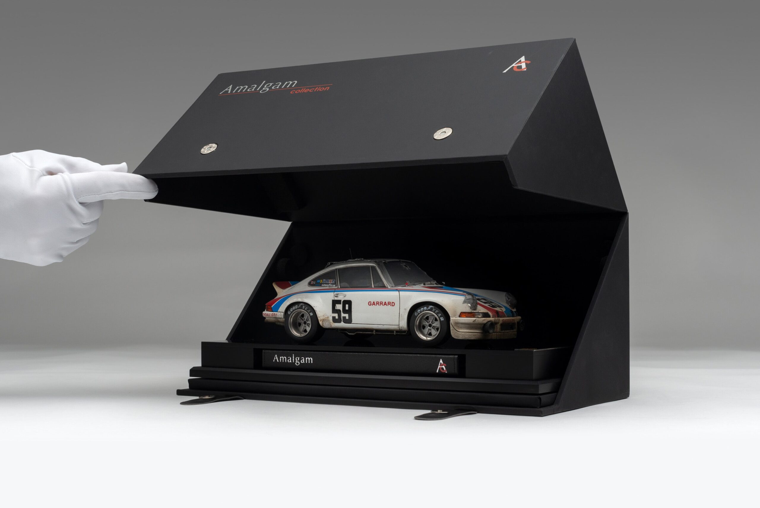 Amalgam Porsche 911 RSR 2.8 1973 Daytona Brumos Livery Race Weathered - Weiß | 1:18 – Bild 9