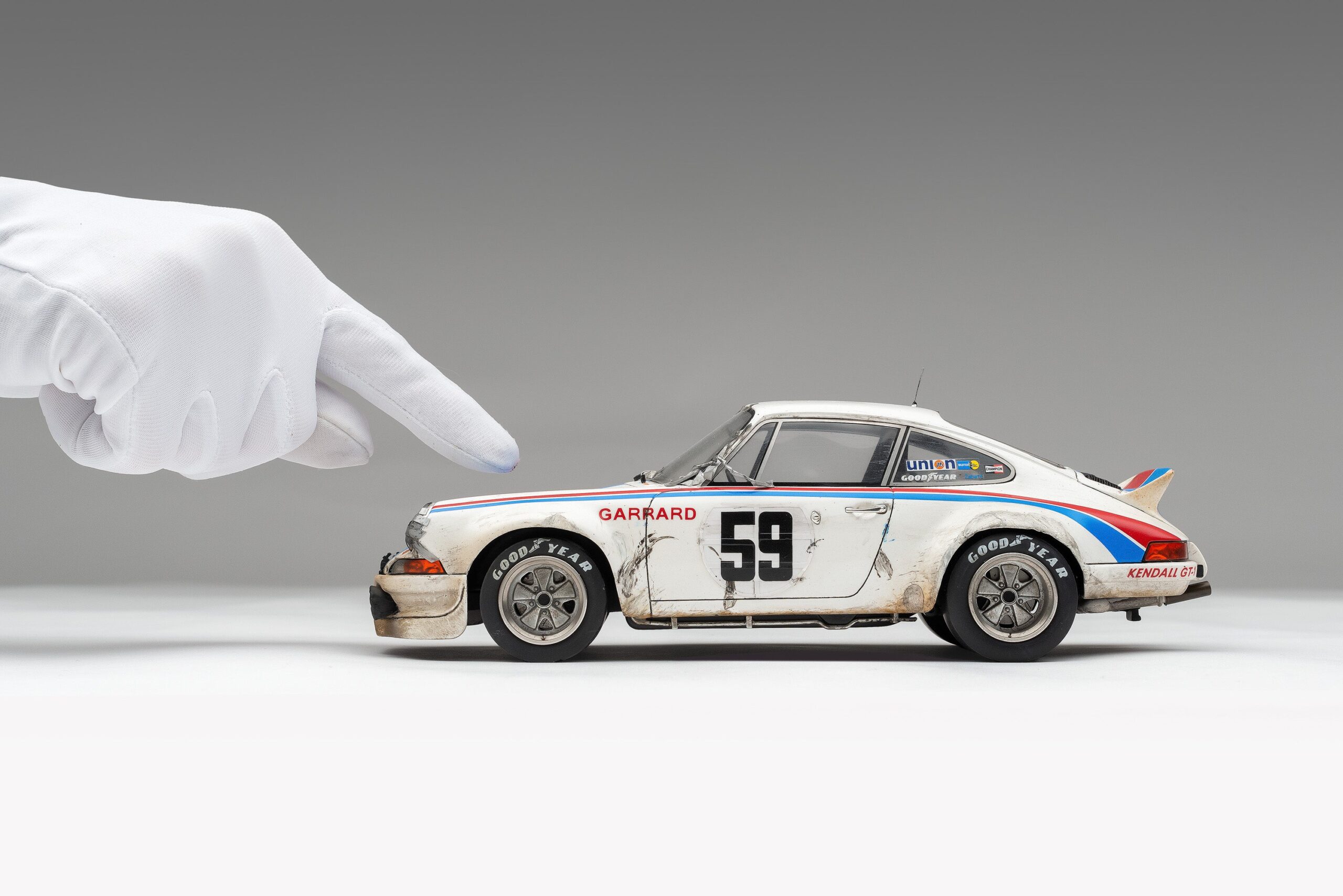 Amalgam Porsche 911 RSR 2.8 1973 Daytona Brumos Livery Race Weathered - Weiß | 1:18 – Bild 4