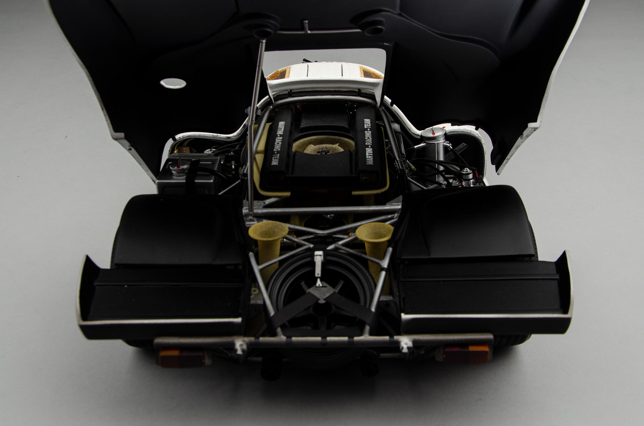 Amalgam Porsche 917 KH 1971 Le Mans Sieger Martini Livery Race Weathered | 1:8 – Bild 11