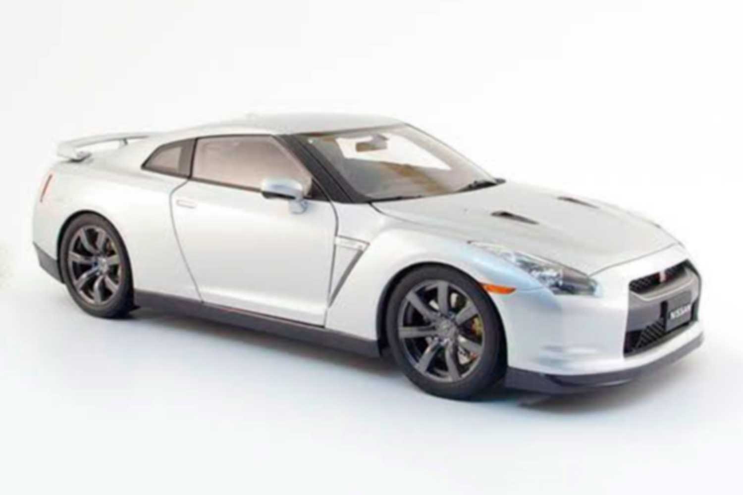 Amalgam Nissan GT-R (2007) - Weiß | 1:8