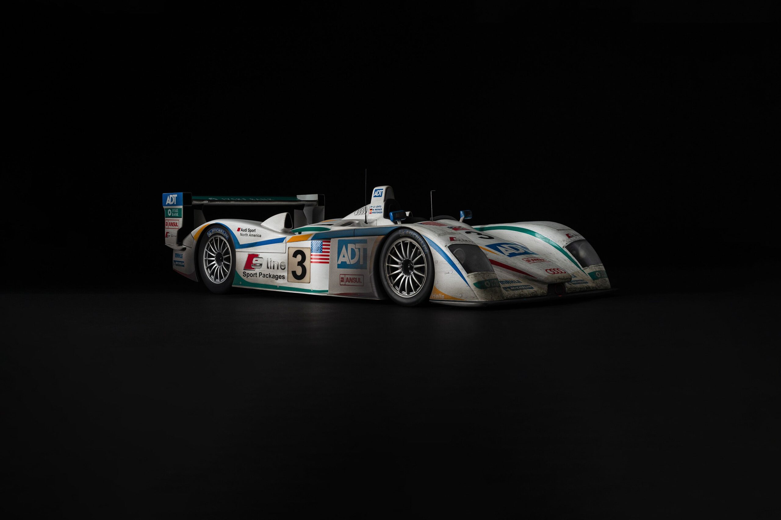 Amalgam Audi R8 2005 Le Mans Sieger #3 Race Weathered | 1:8 – Bild 2