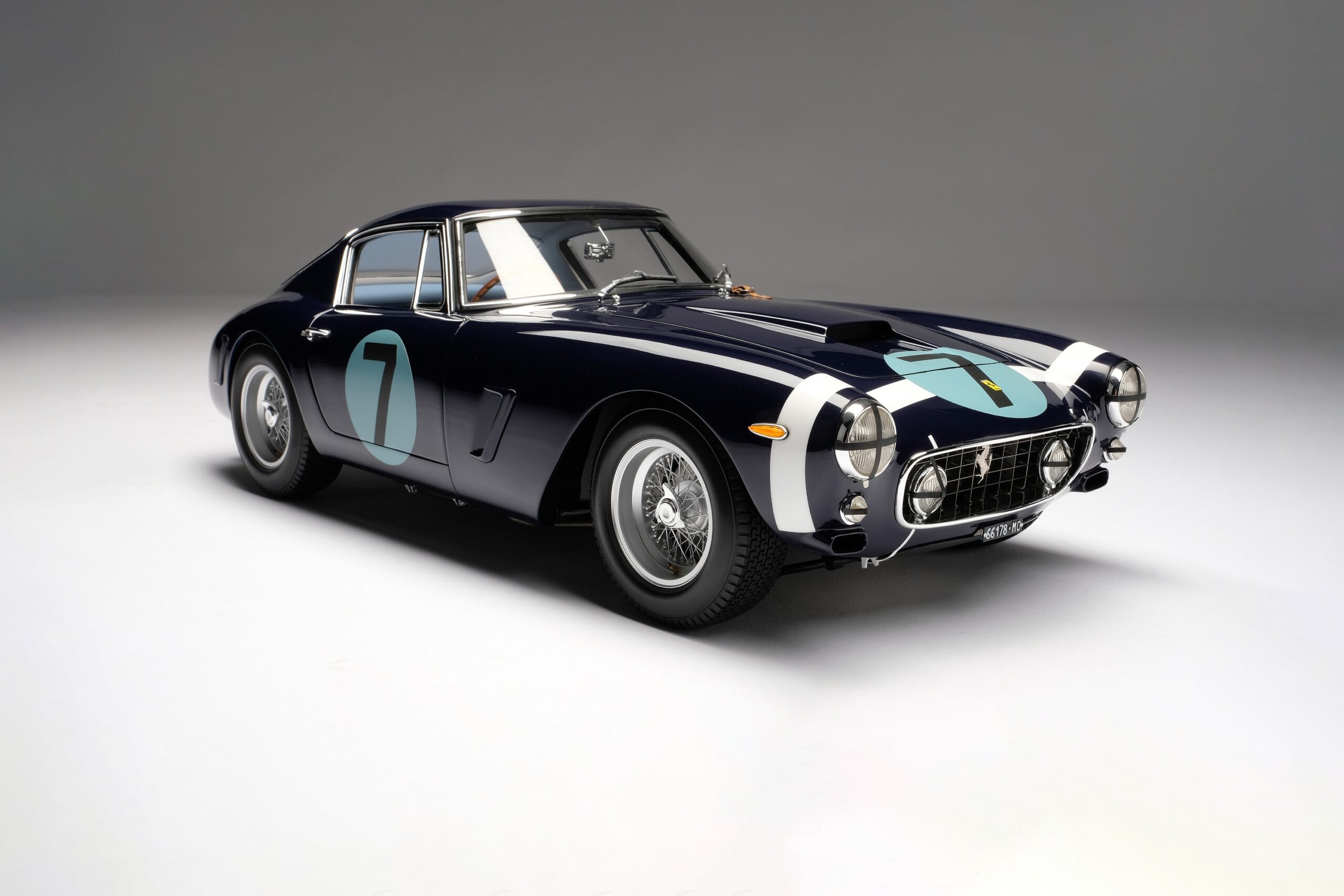 Amalgam Ferrari 250 GT Berlinetta Competizione SWB 1961 Goodwood TT Winner Moss - Blau | 1:8 – Bild 2