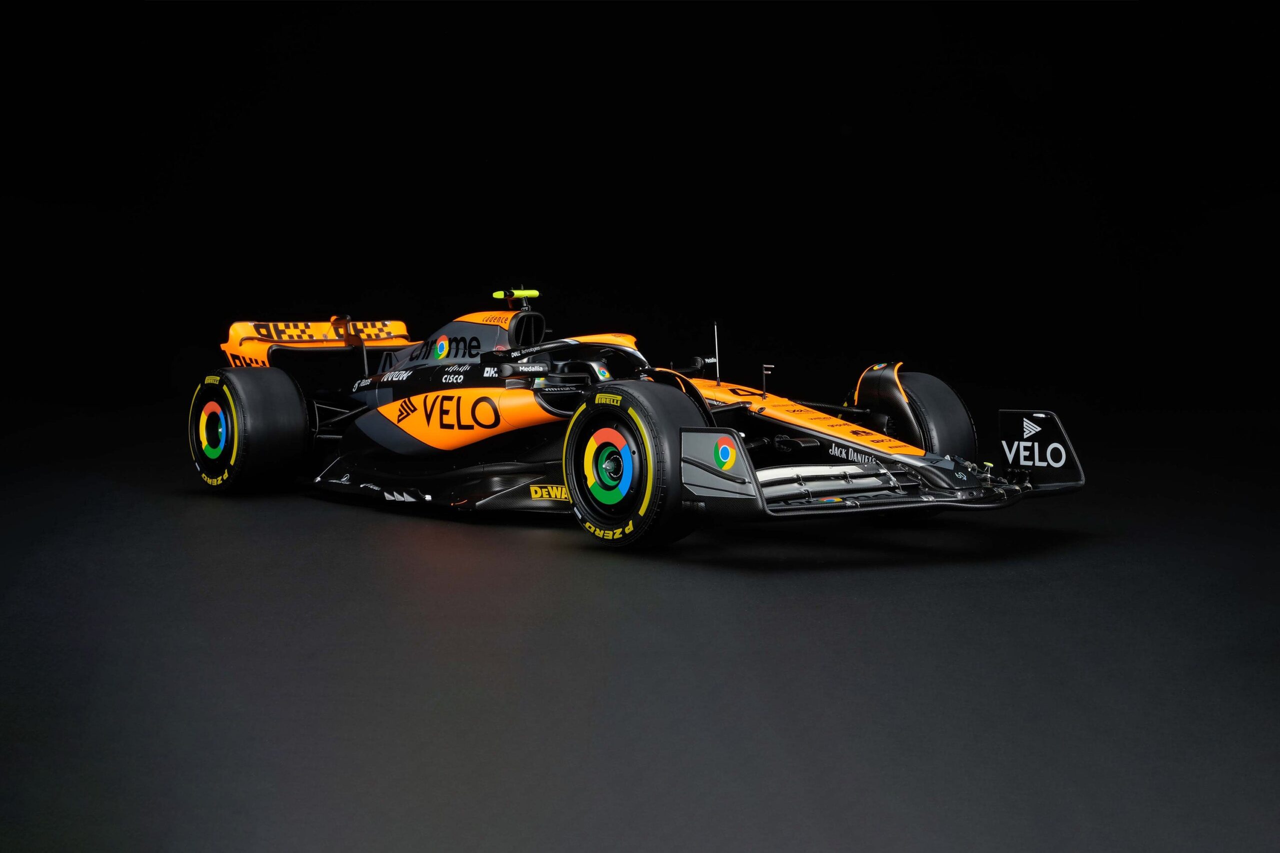 Amalgam McLaren MCL60 2023 United Kingdom Grand Prix - Chrom | 1:8 - Image 2