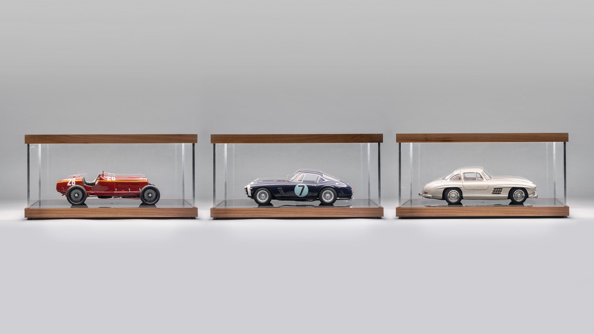 Amalgam Beleuchtete Walnuss-Vitrine | 1:8 - Image 2