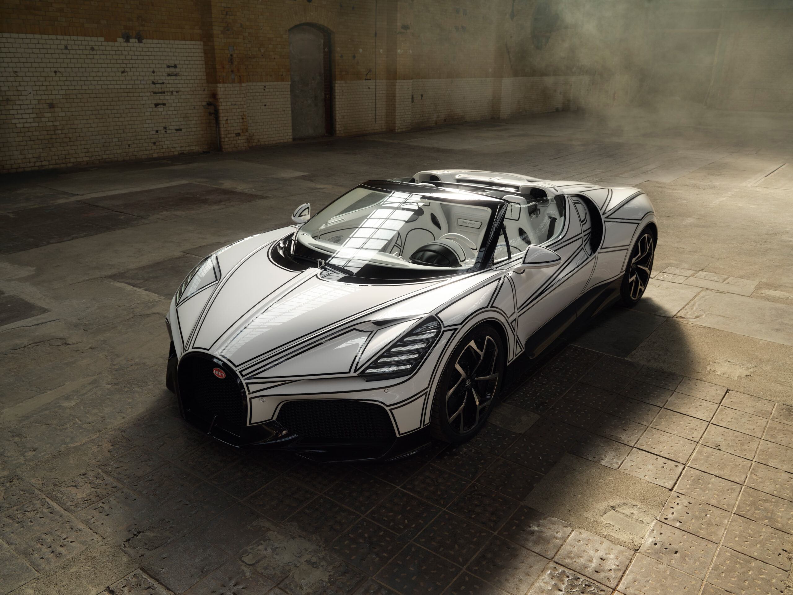 MR Collection Bugatti W16 Mistral Closed Wing - Eternal White | 1:18