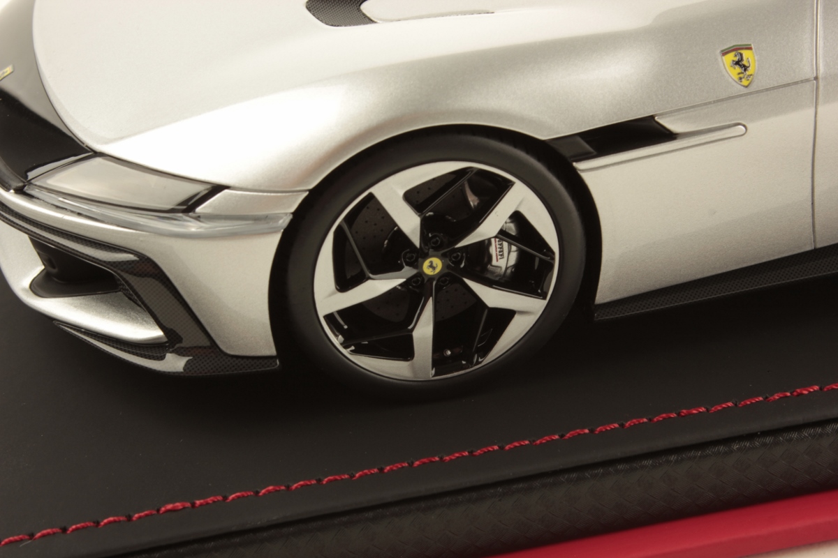 MR Collection Ferrari 12 Cilindri Spider - Nurburgring Silver | 1:18 – Bild 5