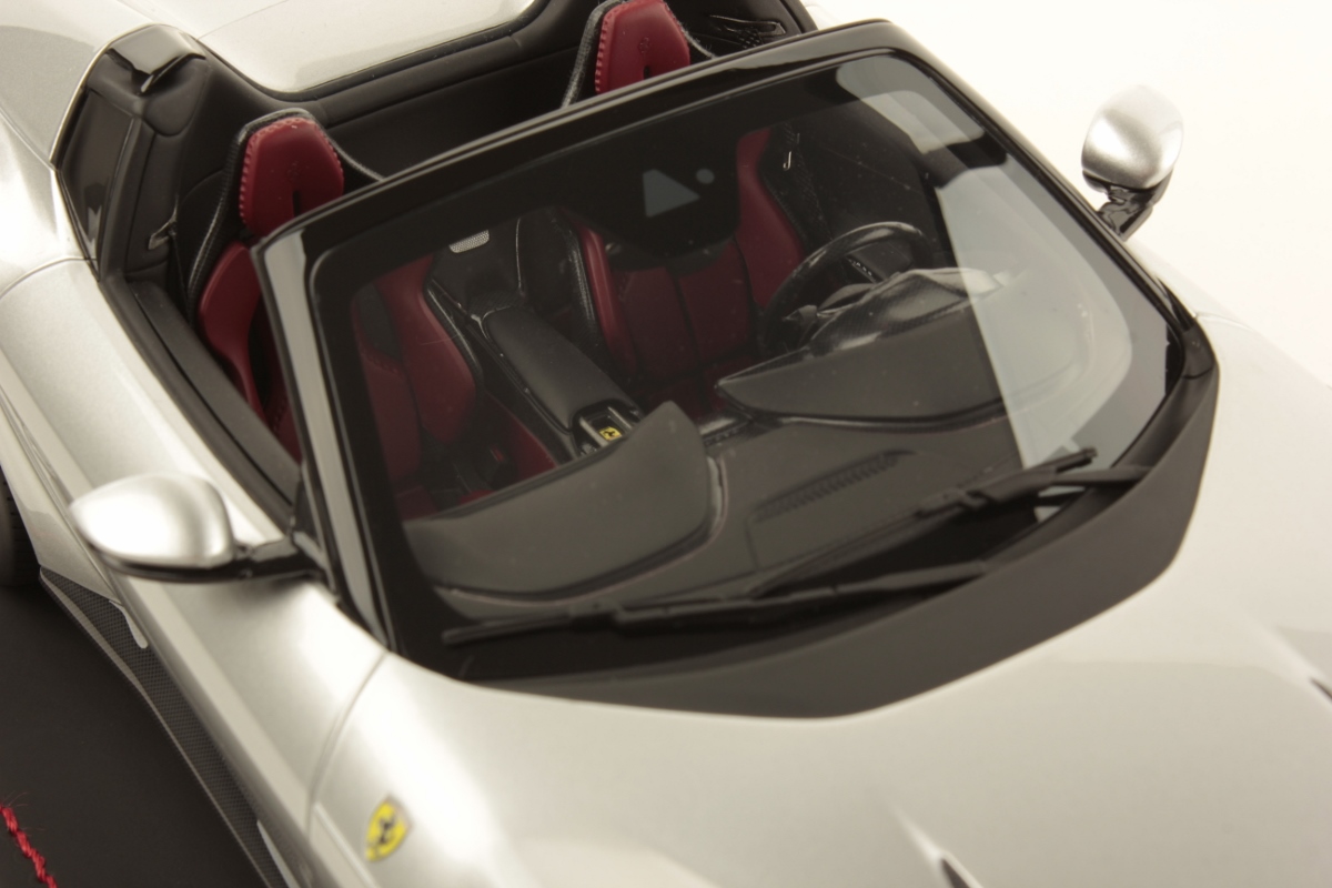 MR Collection Ferrari 12 Cilindri Spider - Nurburgring Silver | 1:18 – Bild 6