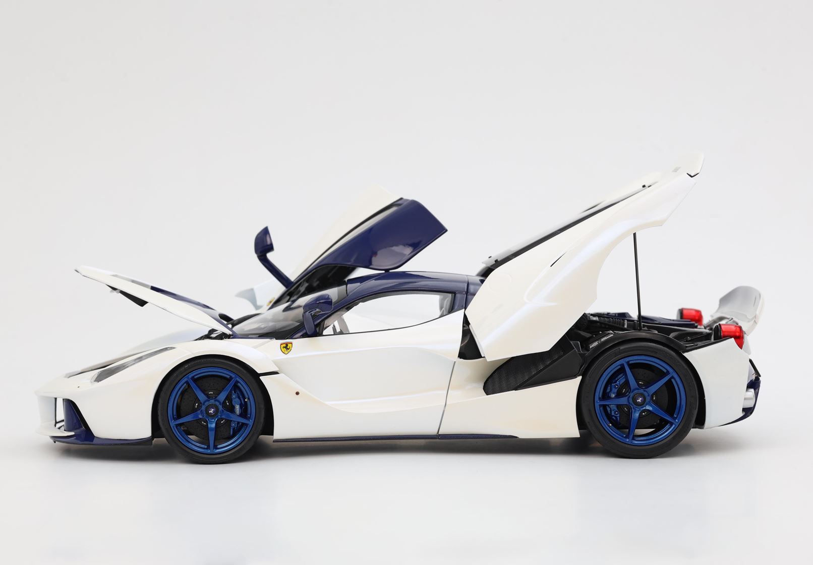 BBR Ferrari LaFerrari 2012 Special Box - Birdcage White | 1:18 – Bild 3