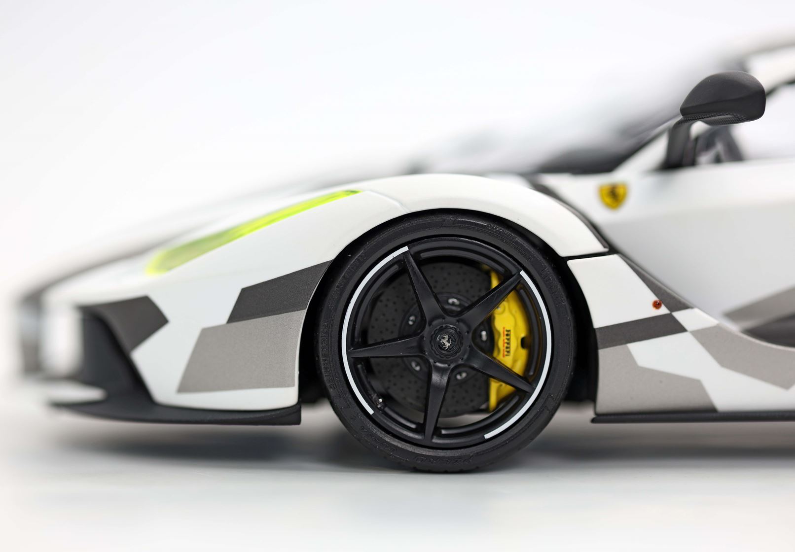 BBR Ferrari LaFerrari 2012 Special Box - Camouflage | 1:18 – Bild 7